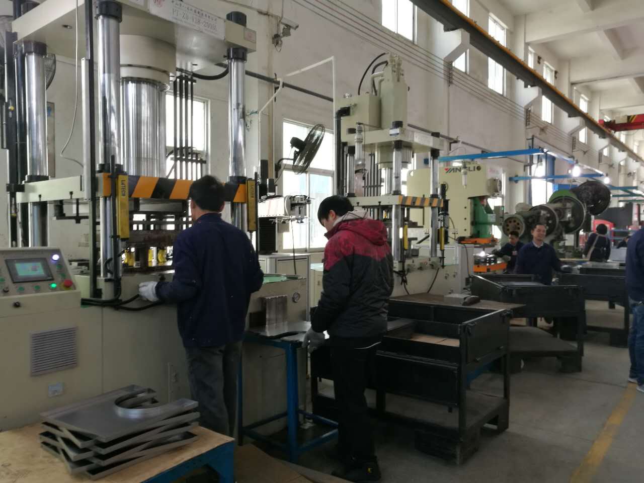 烤盤生產線（120噸,，200噸,，350噸數(shù)控雙動拉伸機）