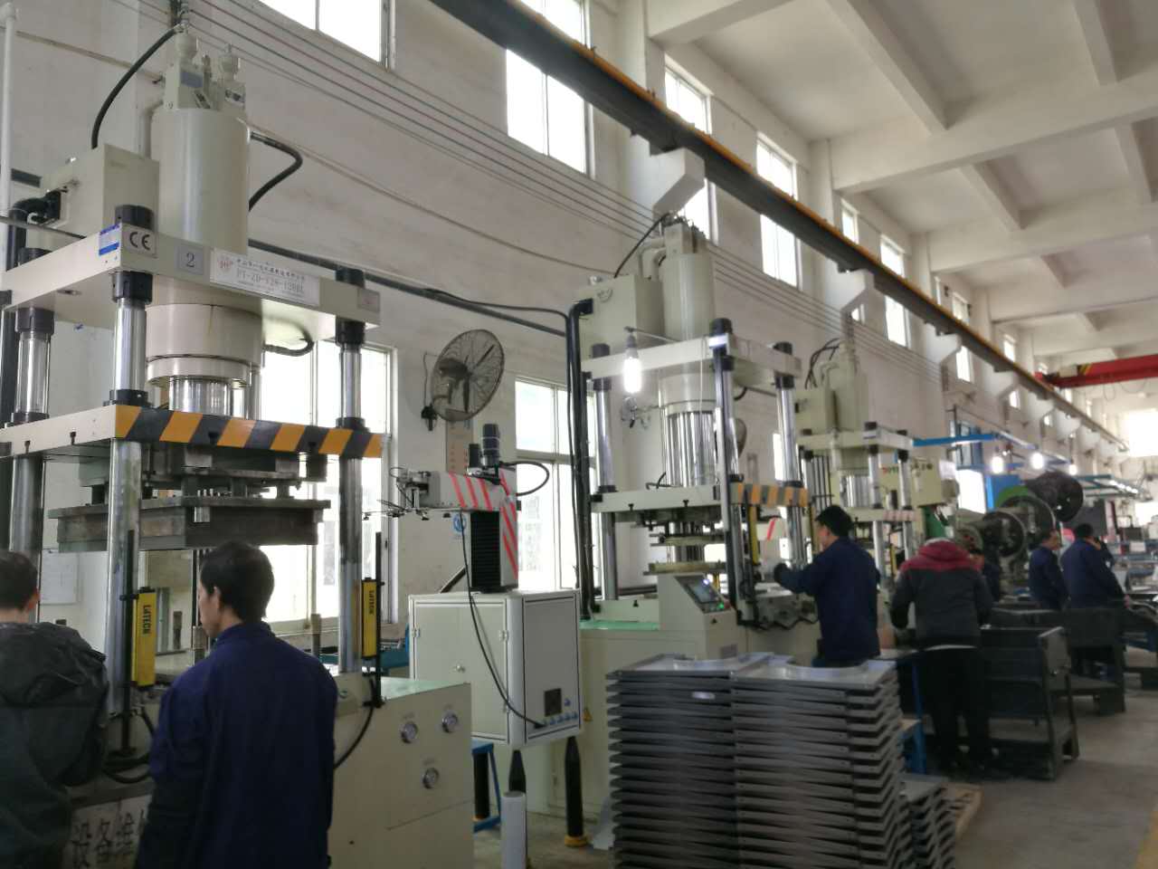 烤盤生產線（120噸，200噸,，350噸數(shù)控雙動拉伸機）